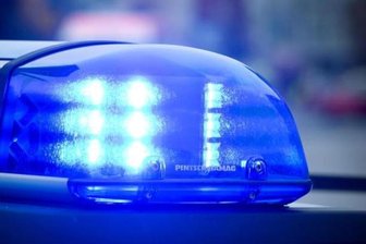 Mann entreißt Seniorin die Handtasche -