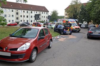 Mann fährt gegen zwei Autos: Ein Verletzter - Auf dem Weg zum Altglascontainer in der Fritz-Heckert-Siedlung in Hohenstein-Ernstthal hat sich am Montag ein Unfall mit drei Autos ereignet.