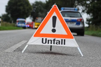 Mann fährt in Reichenbach über einen Bordstein - Alkohol im Spiel, Führerschein beschlagnahmt - Bei einem Unfall in Reichenbach war Alkohol im Spiel.