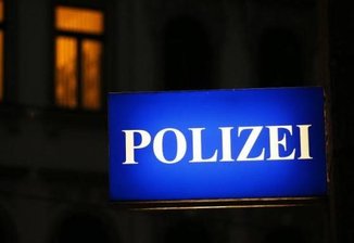 Mann fährt mit drei Promille gegen Baum und flieht -