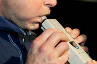 Mann fährt mit gut 5,5 Promille bei Rettungswache in Hamburg vor -