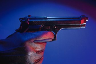 Mann feuert mehrfach Schreckschusswaffe ab -