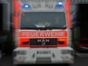 Mann flieht auf Balkon und wird von der Feuerwehr gerettet - Ein Einsatzwagen der Feuerwehr ist während der Fahrt zu sehen.