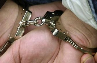 Mann greift mit Messer an - 