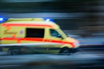 Mann greift Polizisten an - 
