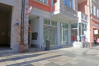 Mann hackt auf eigene Hand ein - Selbstverstümmelung vor einem Hauseingang auf der Zwickauer Hauptstraße. Noch am Mittwoch waren dort Blutspritzer zu sehen. 