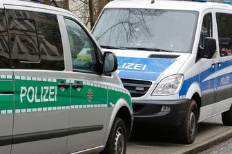 Mann hantiert mit Softairwaffe - Polizei sichert nahegelegene Schule ab -