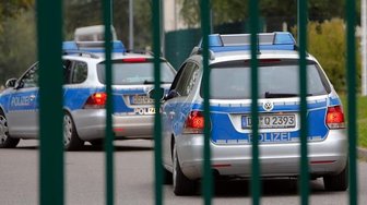 Mann im eigenen Hausflur erpresst und schwer verletzt -