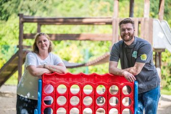 Mann im Kindergarten: Ist das seltsam, Herr Hoyer? - Kita im Erzgebirge feiert Jubiläum - Kenny Hoyer leitet die Kita „Kinderland 2000“ in Stollberg. Er ist einer von zwei Männern dort. Ihm steht die stellvertretende Einrichtungsleiterin Katja Ittner zur Seite.