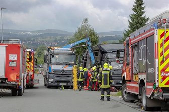 Mann in Annaberg unter Metallplatten eingeklemmt und schwer verletzt - Im Gewerbering in Annaberg musste am Donnerstag ein auf einem Laster unter Metallplatten eingeklemmter Mann geborgen werden. 