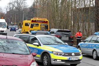 Mann in gestohlenem Kia mit Straßensperre auf B 173 gestoppt - Am Freitagvormittag haben mehrere Polizeifahrzeuge auf der B 173 in Oberlungwitz einen Kia Sorento gestoppt.