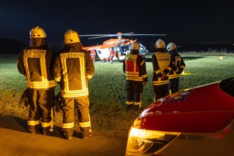 Mann in Großschirma von Auto erfasst: Rettungshubschrauber im Einsatz - Nach dem Verkehrsunfall beleuchtete die Feuerwehr Großschirma den Landeplatz für den Hubschrauber.