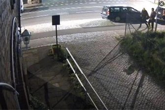 Mann in Sachsen erstochen: Ermittlungen abgeschlossen - Mit diesem Video hatte die Polizei nach dem mutmaßlichen Täter gesucht, der Tim S. erstochen hat.