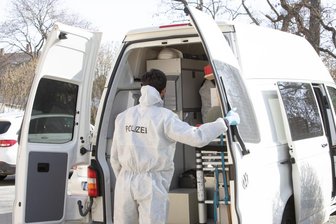 Mann in Syrau getötet - Tatverdächtiger ruft selbst die Polizei - Mordermittler sind seit den frühen Morgenstunden in Syrau im Einsatz.