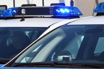 Mann in Thalheim hält Polizei in Atem - In einer Klinik endete der Dienstag für einen Mann: Er war mit einer Waffe gesehen worden, für die er keinen Schein hatte. Danach beschädigte er mehrere Autos. 