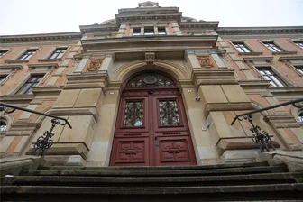 Mann kippt Buttersäure in Zwickauer Sparkasse aus – Warum ist ihm selbst ein Rätsel - Urteil am Amtsgericht Zwickau: Der Richter hofft, der Angeklagte kriegt künftig ein weitgehnd straffreies Leben auf die Reihe.