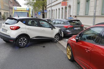 Mann kollidiert mit geparkten Autos - 