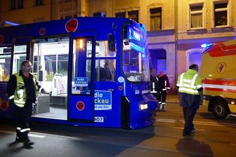 Mann läuft in Straßenbahn und wird schwer verletzt - Bei einem Unfall mit einer Straßenbahn ist am späten Freitagabend in Zwickau ein Mann schwer verletzt worden.