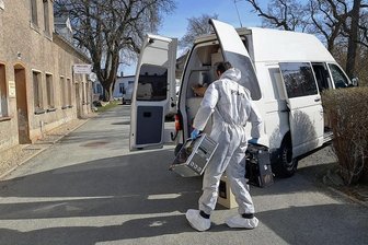 Mann leblos in Syrauer Wohnung gefunden: Polizei nimmt 27-jährigen Tatverdächtigen fest - Mordermittler sind seit den frühen Morgenstunden in Syrau im Einsatz.