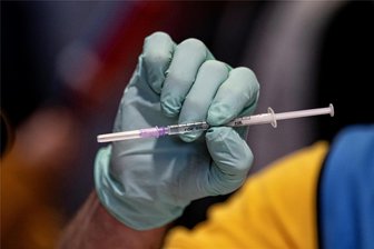 Mann ließ sich 217 Mal gegen Corona impfen: Was macht das mit seinem Immunsystem? - Mit insgesamt acht verschiedenen Vakzinen ließ sich der Mann aus Magdeburg gegen Corona impfen - insgesamt 217 Mal. Die Untersuchung einer Forschungsgruppe kommt zu erstaunlichen Ergebnissen.