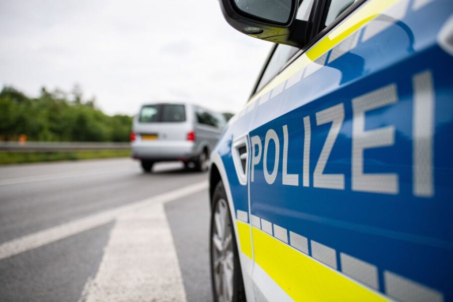 Mann missachtet Vorfahrt und verursacht Unfall in Wachau - Ein Streifenwagen der Polizei steht auf einer Straße.