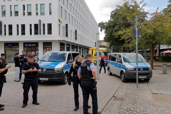 Mann mit mehreren Stichen in Chemnitzer Innenstadt verletzt - Rettungskräfte und Polizei wurden am Dienstag gegen 13.20 Uhr an den Wall in der Innenstadt gerufen.