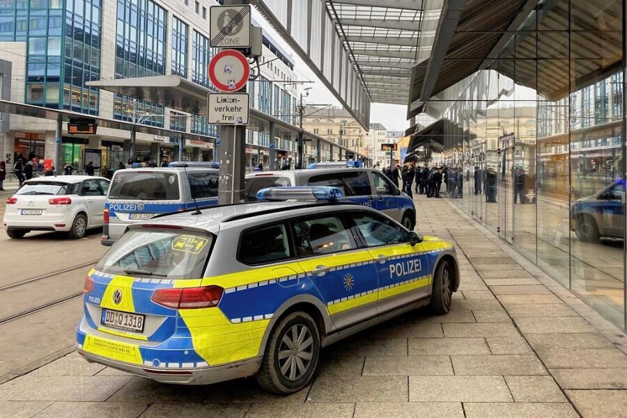 Mann mit Messer unterwegs: Polizeieinsatz an der Zenti in Chemnitz - Vier Einsatzfahrzeuge fuhren an die Zentralhaltestelle, um einen Mann zu kontrollieren.