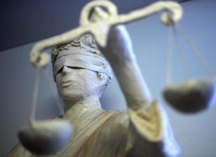 Mann mit Rasiermesser attackiert: Amtsgericht verurteilt 32-Jährigen - Der 32-Jährige, der laut Polizei am Dienstag in Glauchau einen 49-Jährigen mit einem Rasiermesser bedroht hatte, ist am Donnerstag vom Amtsgericht Zwickau in einem beschleunigten Verfahren verurteilt worden.