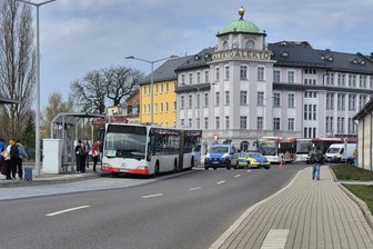 Mann mit Waffe im Zug: Das ist zum Polizeieinsatz in Freiberg bekannt - Am Donnerstagvormittag war die Straße Am Bahnhof in Freiberg kurzzeitig gesperrt. Ein Mann mit einer Waffe wurde festgenommen.
