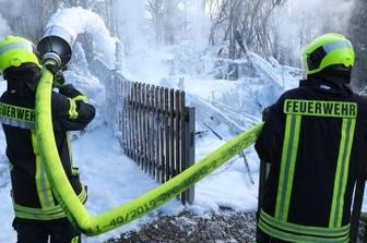 Mann muss ins Krankenhaus - Die Feuerwehr löschte mit Wasser und Schaum, konnte die Scheune aber nicht retten. 