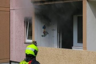Mann muss mit Helikopter in die Klinik - Über den Balkon konnte der Mann gerettet werden.