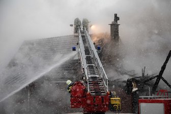 Mann nach Brand in Vierseithof im Krankenhaus - 90 Feuerwehrleute um Einsatz - 
