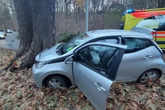 Mann nach doppeltem Aufprall mit seinem Toyota schwer verletzt worden. - Am vergangenen Donnerstagnachmittag ist ein 36-jähriger Toyota-Fahrer bei einem Verkehrsunfall auf der Auerbacher Straße in Zwickau schwer verletzt worden.