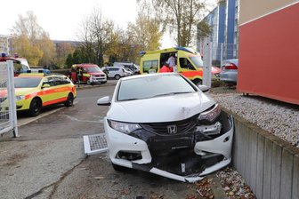 Mann nach Verkehrsunfall im Heckertgebiet schwer verletzt - Ein 66-Jähriger verlor am Samstagmorgen in Chemnitz die Kontrolle über seinen Pkw.