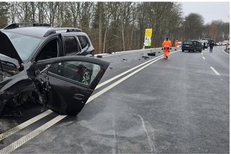 Mann ohne Führerschein baut schweren Unfall: B 173 bei Plauen mehr als zwei Stunden voll gesperrt - Nach einem Unfall am Montagmorgen war die B 173 bei Plauen dicht.