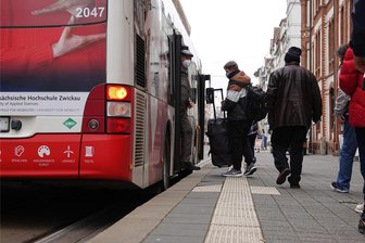 Mann rastet im Linienbus aus: Staatsanwalt erlässt Haftbefehl - Blick zu einer Haltestelle am Neumarkt. In einem Linienbus ist es dort am Dienstag zu einem Vorfall gekommen.
