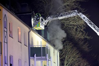 Mann rettet sich vor Brand mit Sprung aus Fenster – das sagt der Brandursachenermittler - Das Feuer war am späten Freitagabend ausgebrochen.
