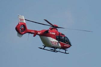 Mann sägt sich zwei Finger ab - Rettungshubschrauber landet auf Straße - 