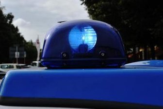Mann schläft in aufgebrochenem Auto seinen Rausch aus - 