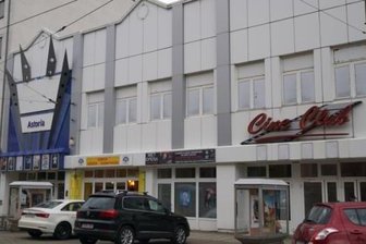 Mann schläft im Kino ein und löst Alarm aus -