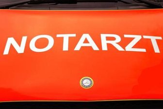 Mann schlägt mit Flasche zu - drei Verletzte -