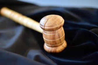 Mann schlägt Tochter und Partnerin: Geldstrafe -
