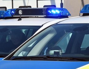 Mann schreit herum und bedroht sowie beleidigt Polizeibeamte - 