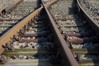 Mann sitzt auf Gleisen - Lokführer muss Schnellbremsung einleiten -