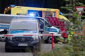Mann soll Ehefrau getötet haben und springt von Pöhler Staumauer - Einsatz am Sonntagabend an der Talsperre Pöhl: Polizisten und Sanitäter bringen den Mann, der sich von der Staumauer rund zehn Meter tief ins Wasser gestürzt hatte, mit einem Rettungswagen ins Krankenhaus.