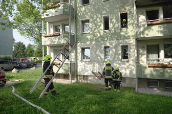 Mann springt bei Rettungsaktion von Balkon - 
