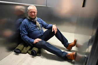Mann steckt im Fahrstuhl in Flöha fest: „Manche laufen nach so einer Erfahrung nur noch Treppen“ - Kann wieder lachen: Roger Lohs steckte 45 Minuten in einem Fahrstuhl in Flöha fest.