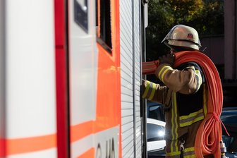 Mann steckt im Vogtland Gartenlaube in Brand - Einen Feuerwehreinsatz gab es am Sonntag in Wohlhausen.