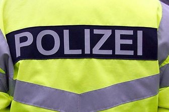 Mann steuert Auto in Fußgängergruppe -