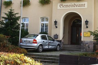 Mann steuert gegen Gemeindehausmauer in Hohndorf/Erzgebirge - Bei einem Unfall in Hohndorf verpasste ein Opel-Fahrer knapp die Eingangstür des Gemeindehauses.